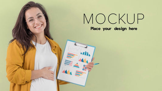 Free Medium Shot Pregnant Business Woman Psd
